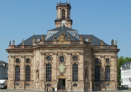 Die Ludwigskirche als Symbol für Detektivarbeit in Saarbrücken